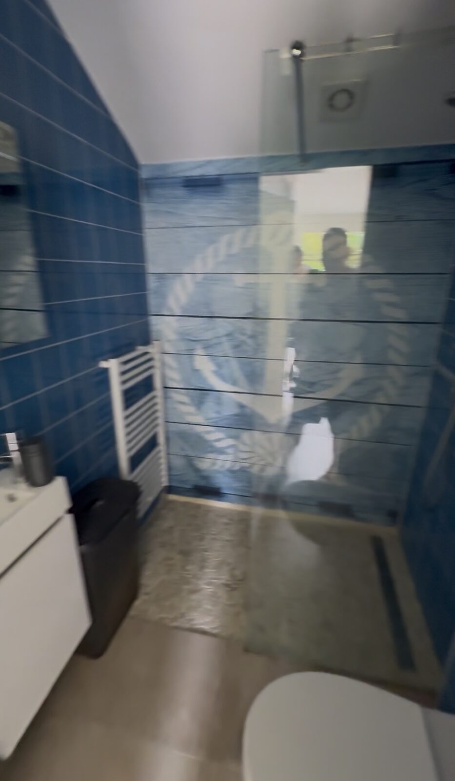 Łazienka przed remontem: widok wcześniejszego wykończenia i wyposażenia